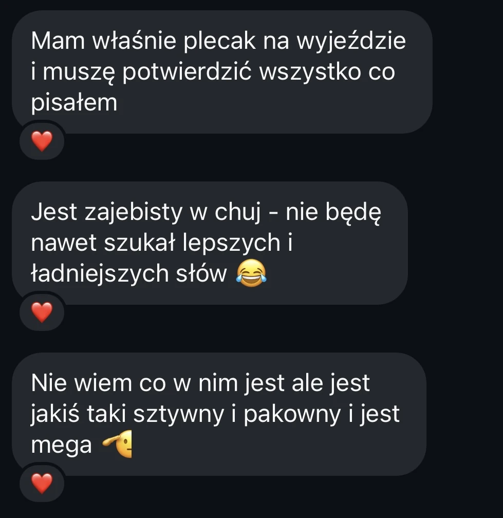 Wiadomości na Instagramie o plecaku podczas wyjazdu, jego pakowności i sztywności. Dane rozmówcy ukryte.