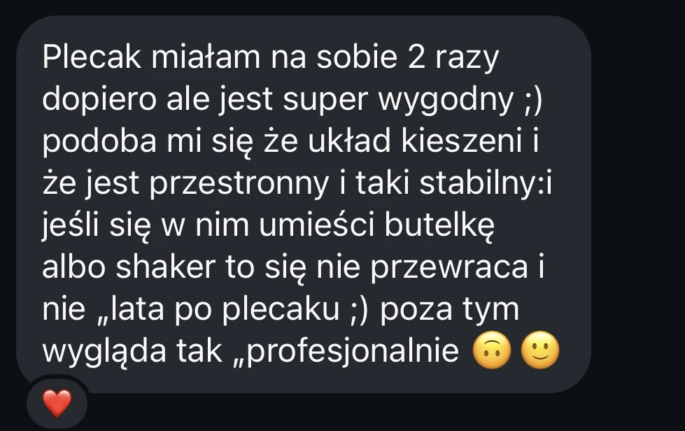 Wiadomość na Instagramie o organizacji kieszeni i stabilnym miejscu na butelkę lub shaker. Dane rozmówcy ukryte.